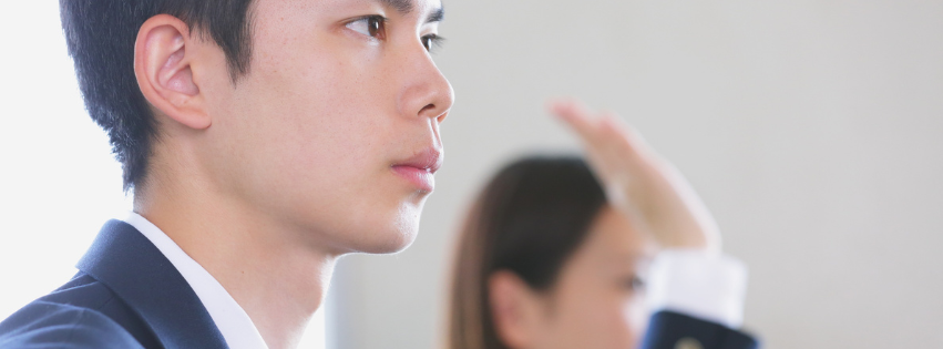 相手の言葉を受け取りながら向き合う俳優のイメージ。演技は本当に聞いて理解することから始まる