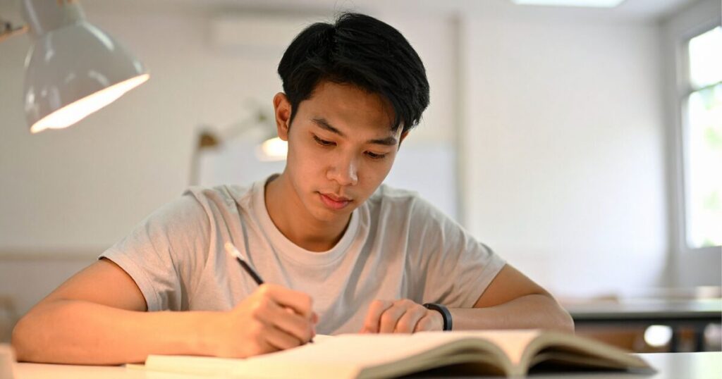ノートに向かって考える若い俳優の姿。読書や台本読解だけでは変わりにくい演技の課題を表すイメージ