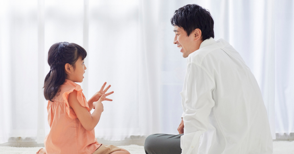 子どもと向き合って会話をする保護者