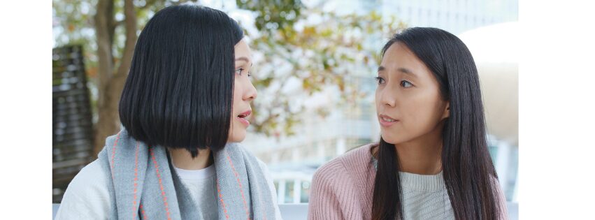 向かい合って話す二人の女性