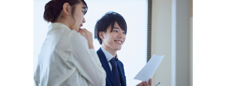 台本を見ながら演技のフィードバックを受け、次に試すことを確認する俳優のイメージ