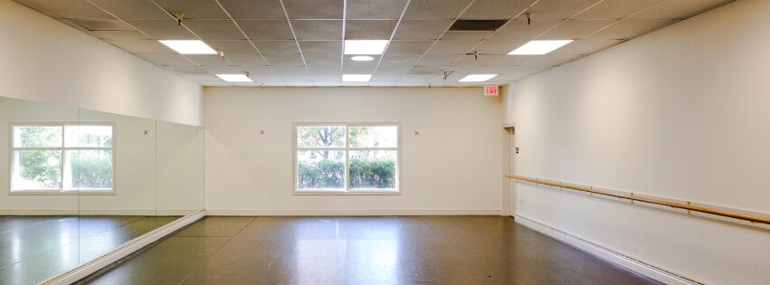 誰もいない稽古場で、プロを目指す学生が学校での努力と仕事につながる準備の違いを考える