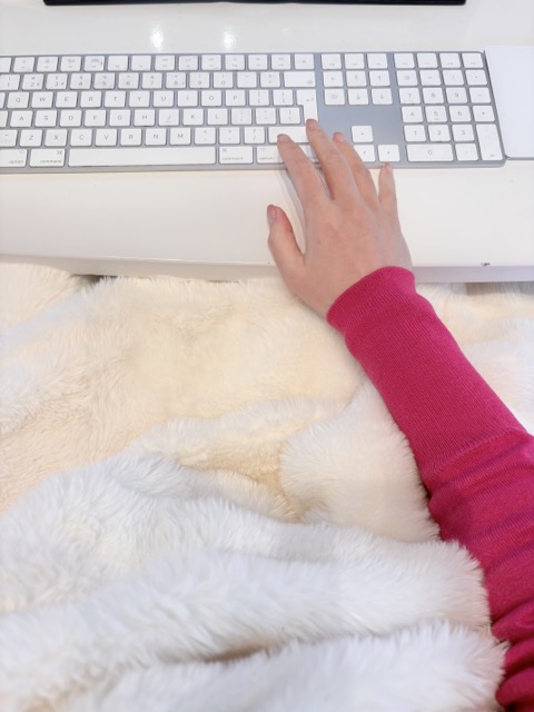 台本とノートを使いながら4月開催のオンライン台本読解とスタジオ演技実践クラスを案内するアイキャッチ画像