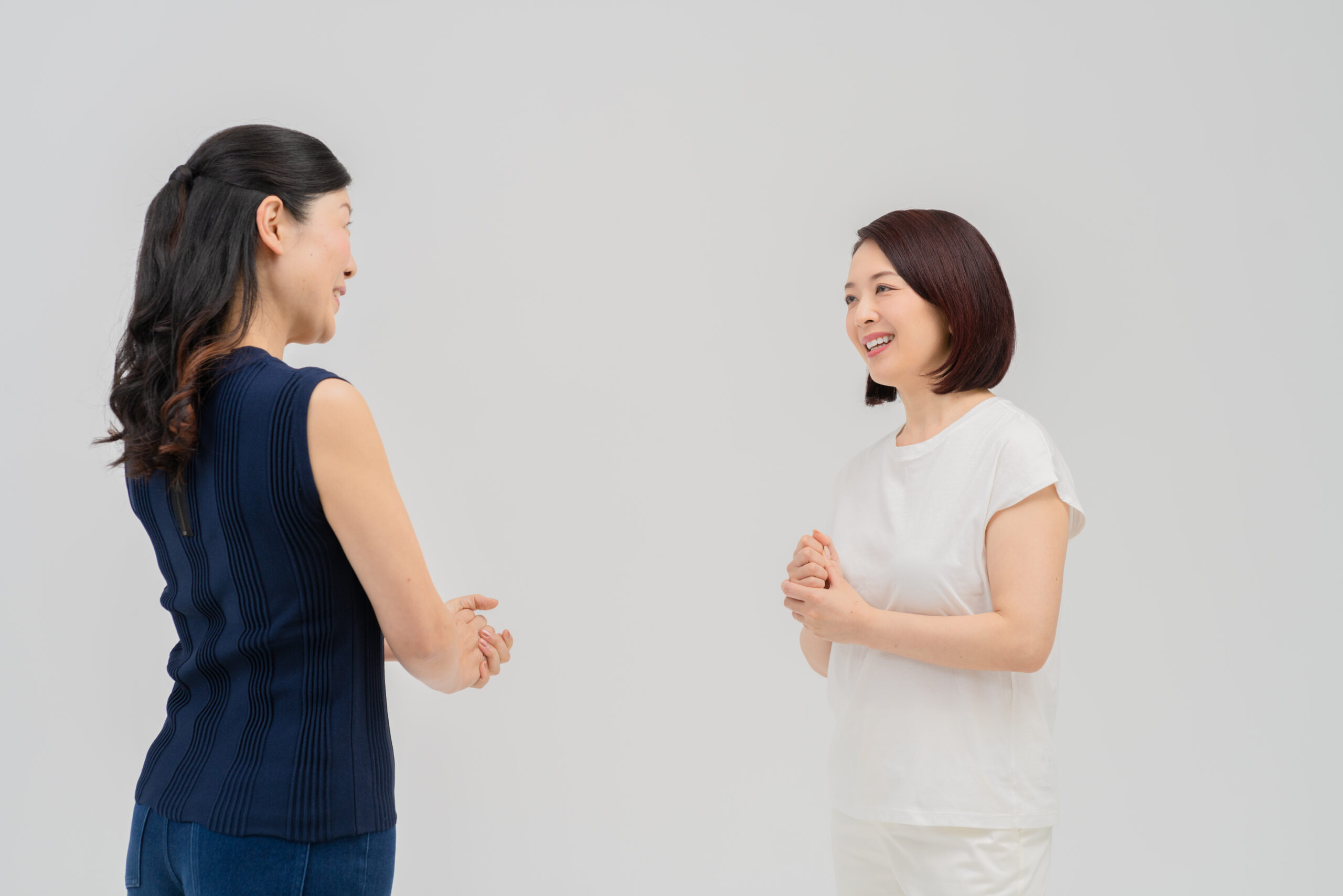 鍬田かおるが受講者と向き合い、身体と声を使った表現を指導する様子