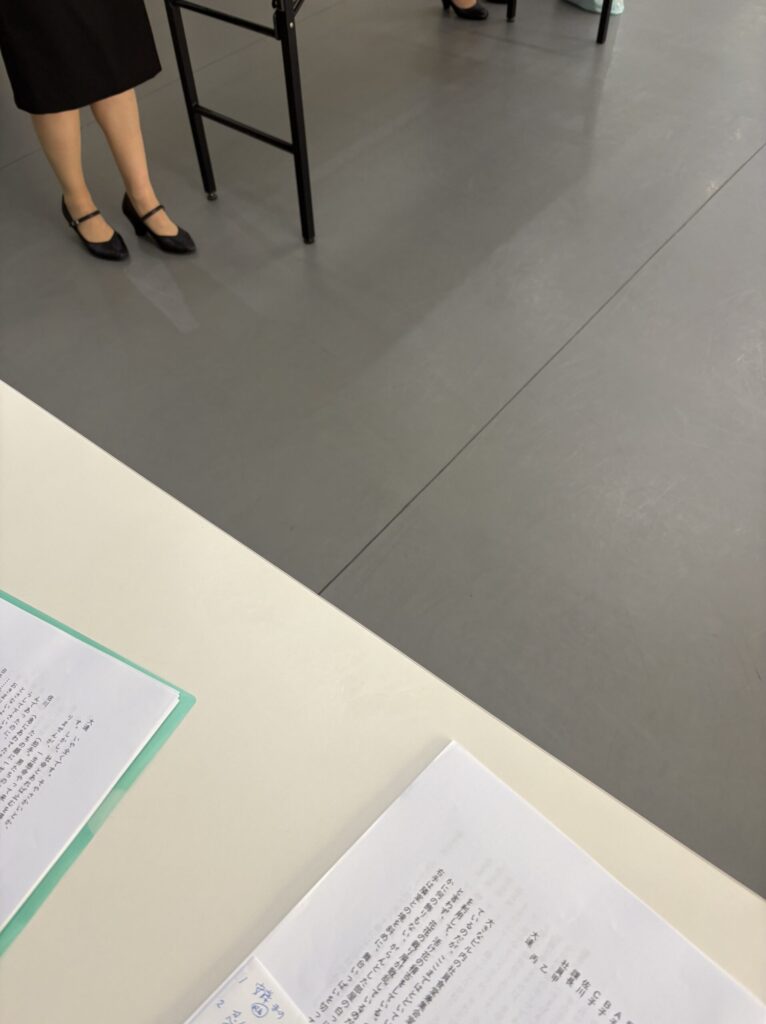 俳優がスタジオで台本とノートを使いながら身体と声を見直す演技レッスンの風景