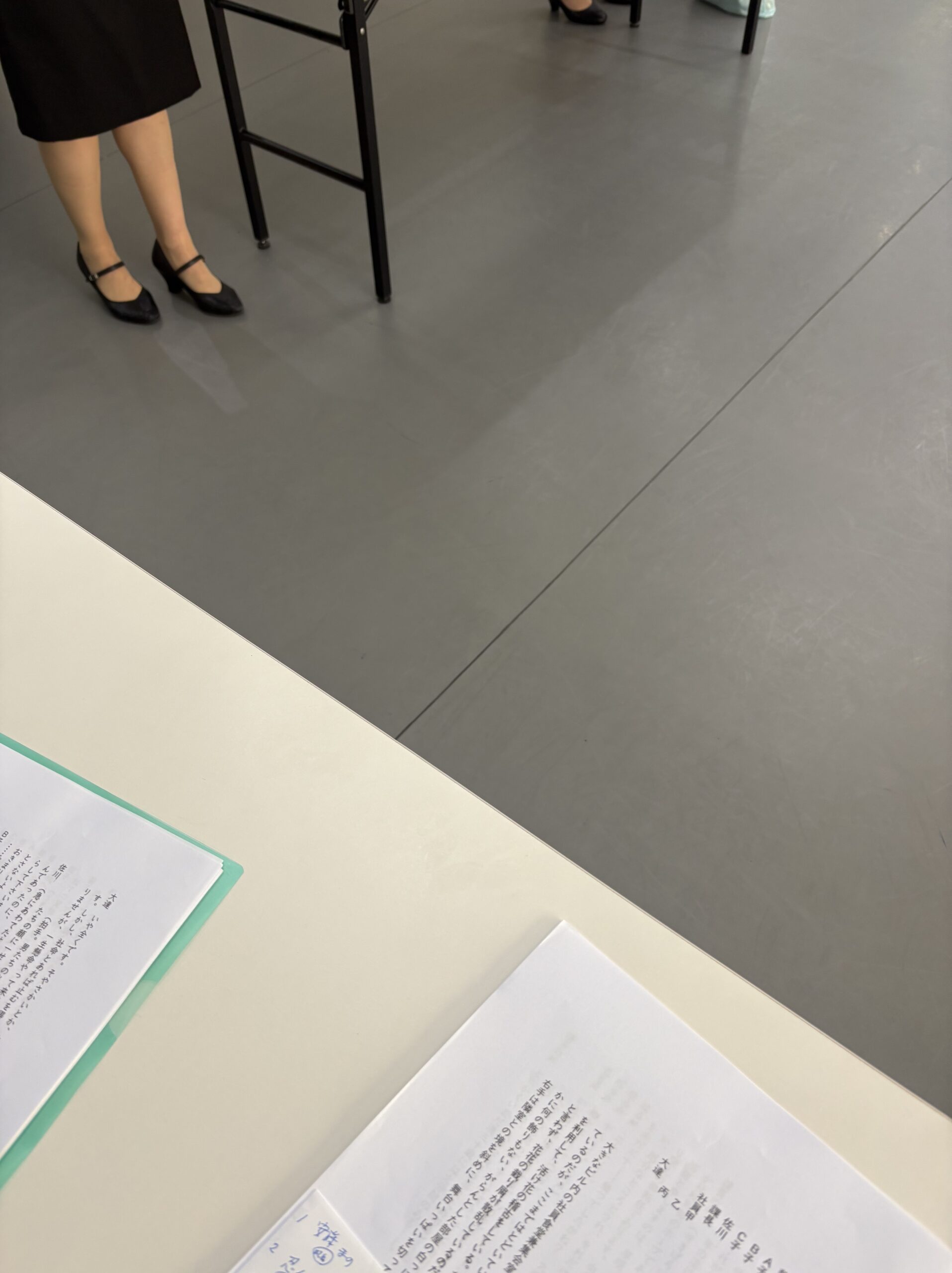 俳優がスタジオで台本とノートを使いながら身体と声を見直す演技レッスンの風景